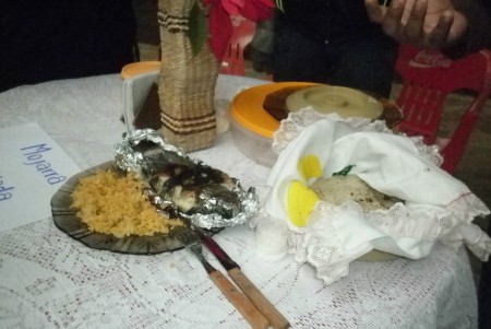 Mojarra empapelada con tortillas hechas a mano.